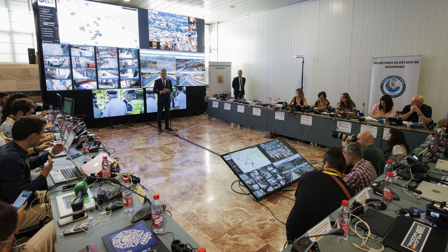 El ministro del Interior en funciones, Fernando Grande-Marlaska, atiende a la prensa tras la reunión del Centro de Coordinación Operativo desde el que se coordina el plan Alhambra, el dispositivo de seguridad encargado de la cumbre. (EFE)