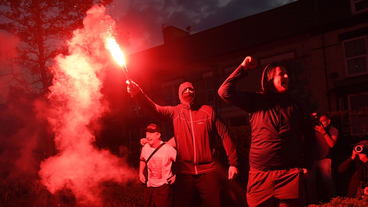 Aficionados del Liverpool celebran la victoria en la Premier (Efe)