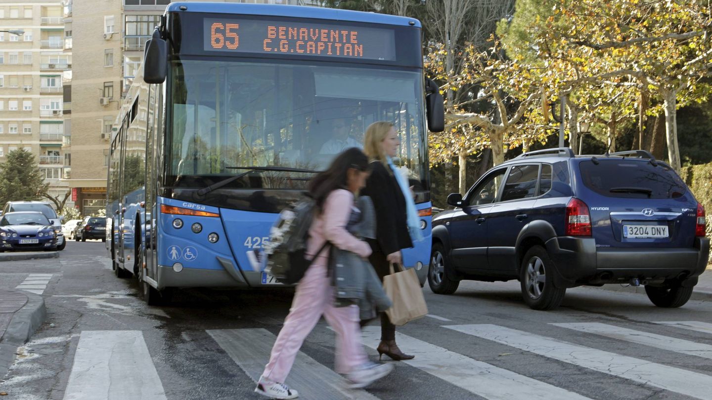 Un autobús de la EMT, en el barrio madrileño de Batán (EFE)