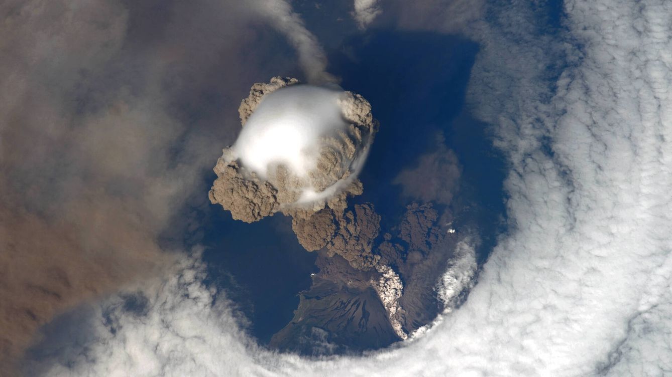 Foto: Explosión del volcán Sarychev. (NASA)
