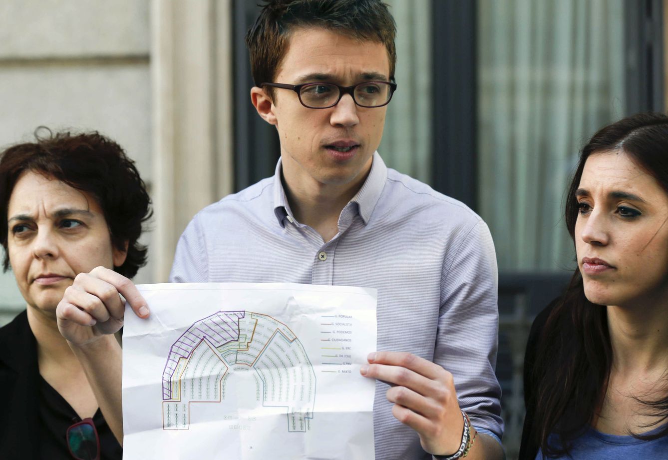 Íñigo Errejón muestra los escaños asignados a Podemos en el hemiciclo. (EFE)