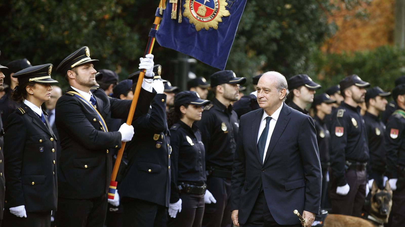 Foto: El ministro del Interior, Jorge Fernández Díaz, pasa revista a la Policía Nacional. (EFE)