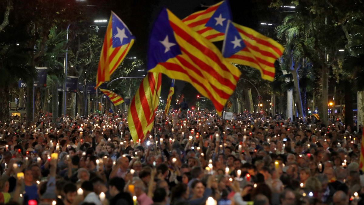 Velas, "presos políticos" y miles de personas 'sincronizadas' en Barcelona