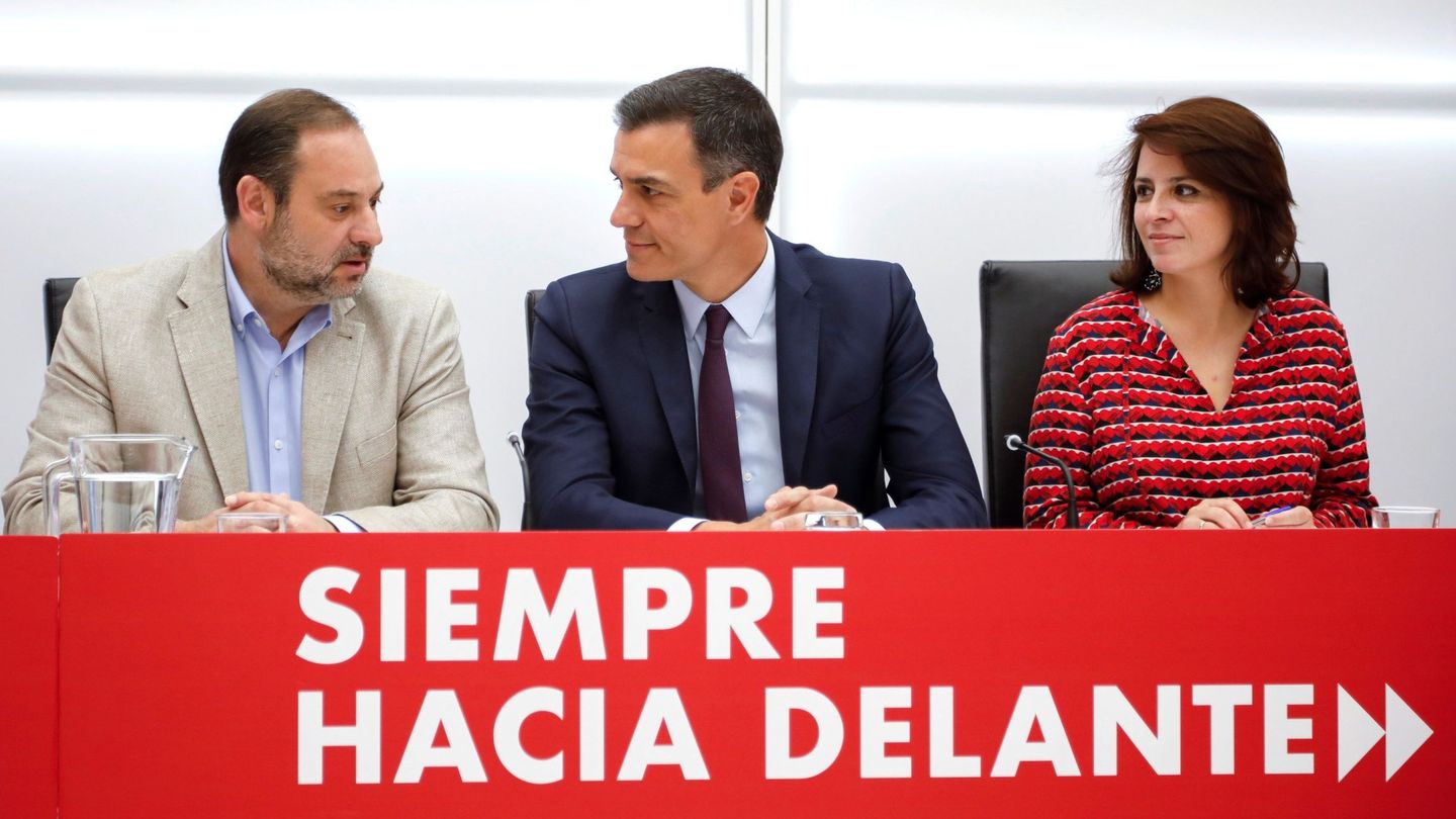 Pedro Sánchez, con sus números dos y tres en el PSOE, Adriana Lastra y José Luis Ábalos, el pasado 17 de mayo en Ferraz. (EFE)
