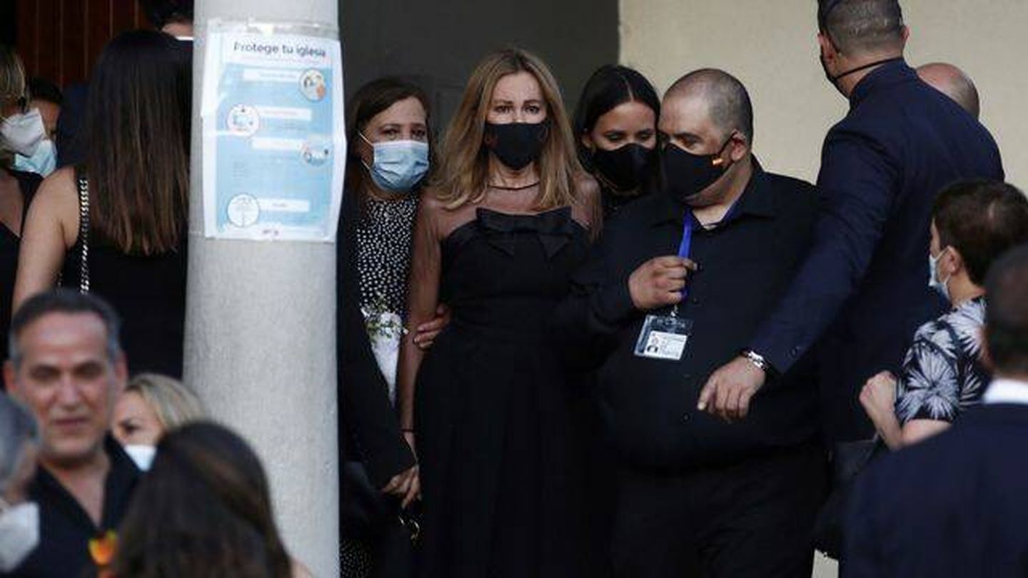  Ana Obregón, saliendo del funeral de su hijo, en 2020. (EFE/Javier López)