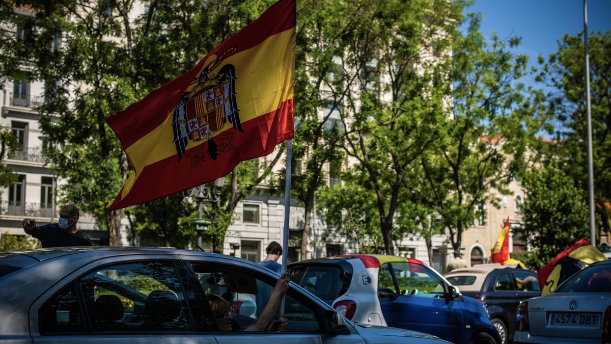 La bandera franquista es preconstitucional... ¿pero es ilegal exhibirla en público?