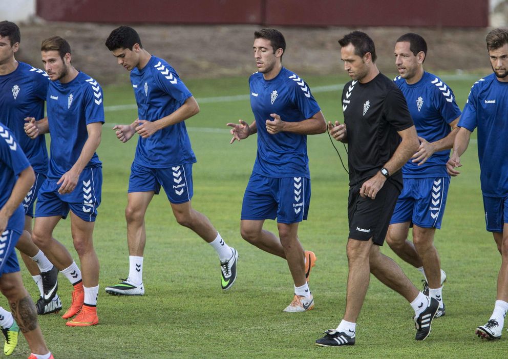 Foto: Los jugadores y el entrenador del Real Murcia, en una sesión preparatoria (EFE).