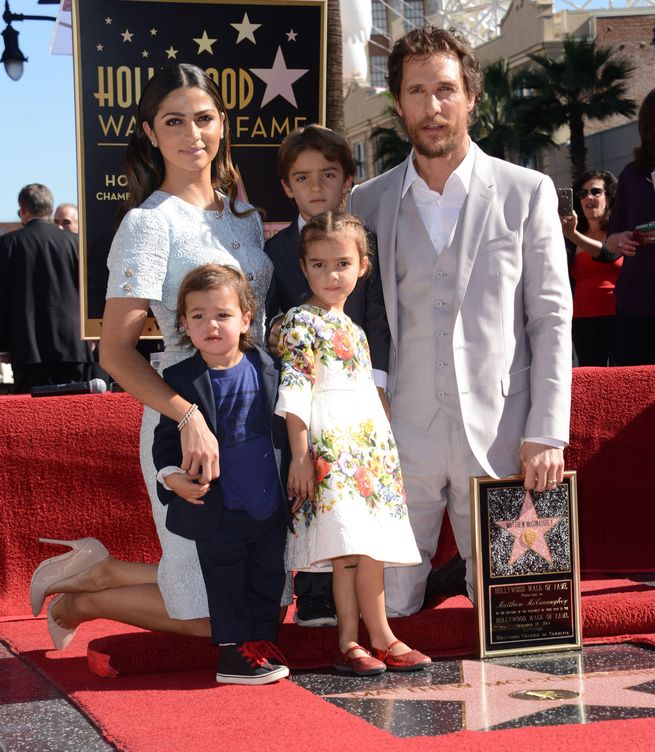 Matthew McConaughey recibiendo su estrella en el paseo de la fama junto a Camila y sus tres hijos (Gtres)
