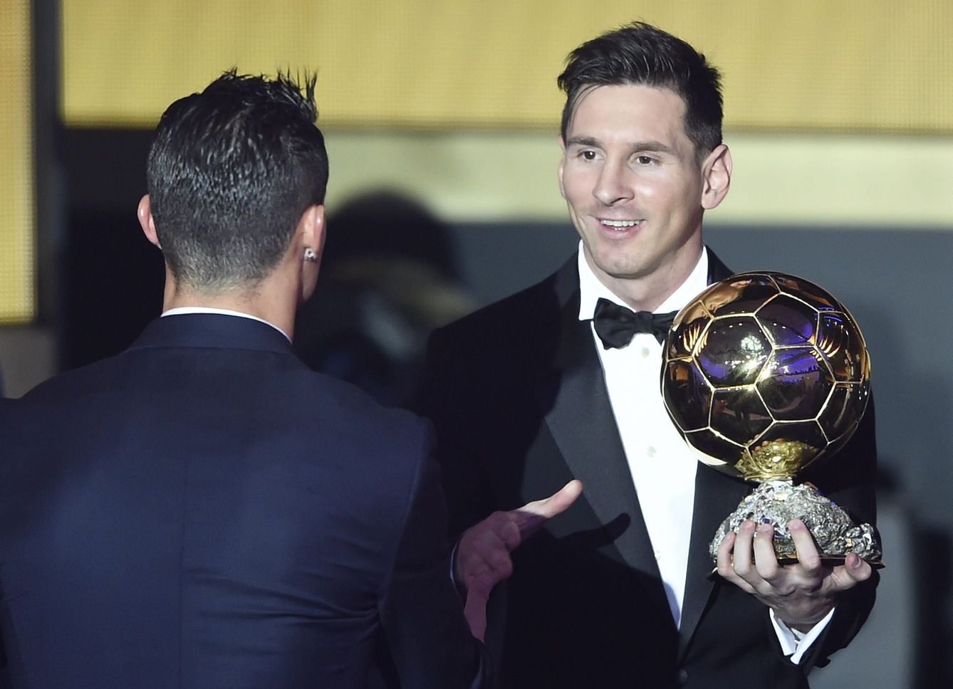 Cristiano felicita a Messi (Efe).