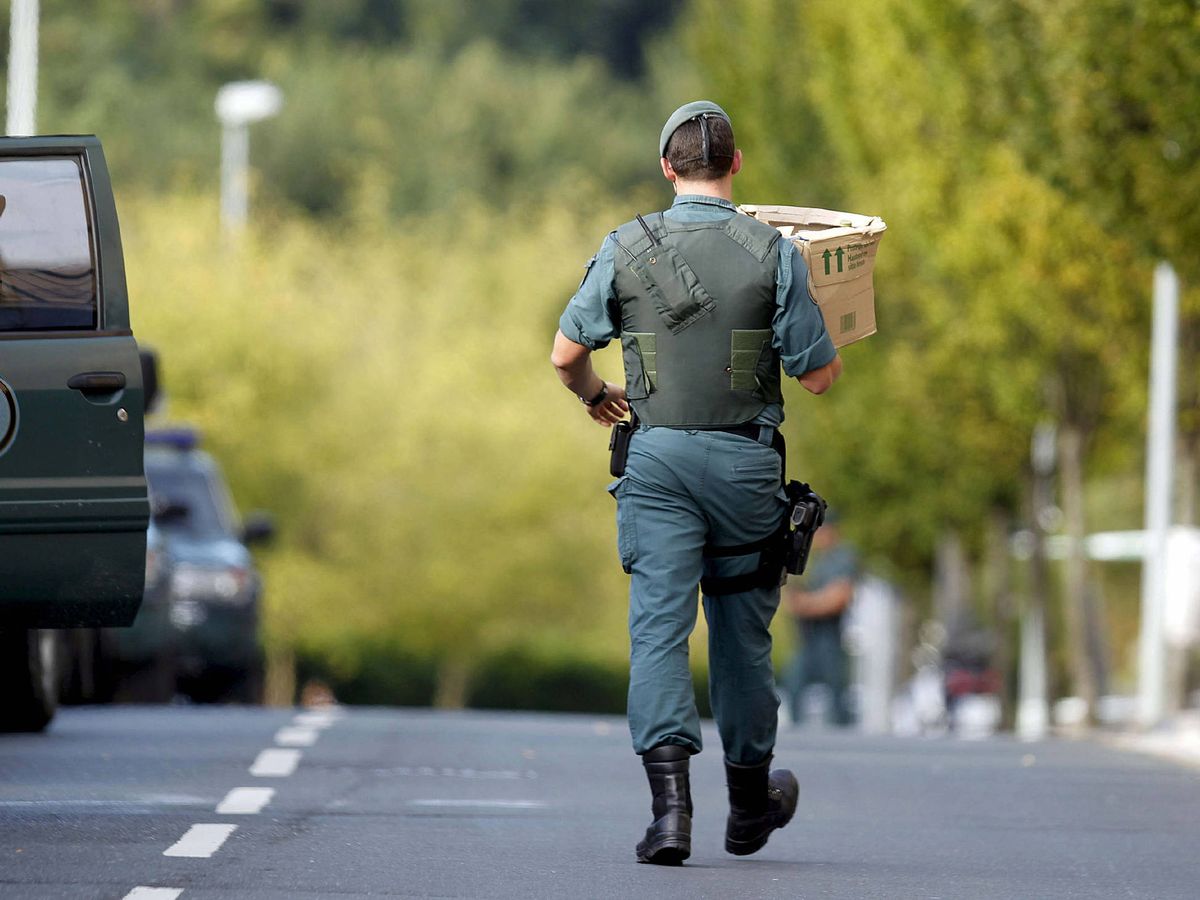 Foto: Un agente de la Guardia Civil en una imagen de archivo. (EFE/Javier Etxezarreta)