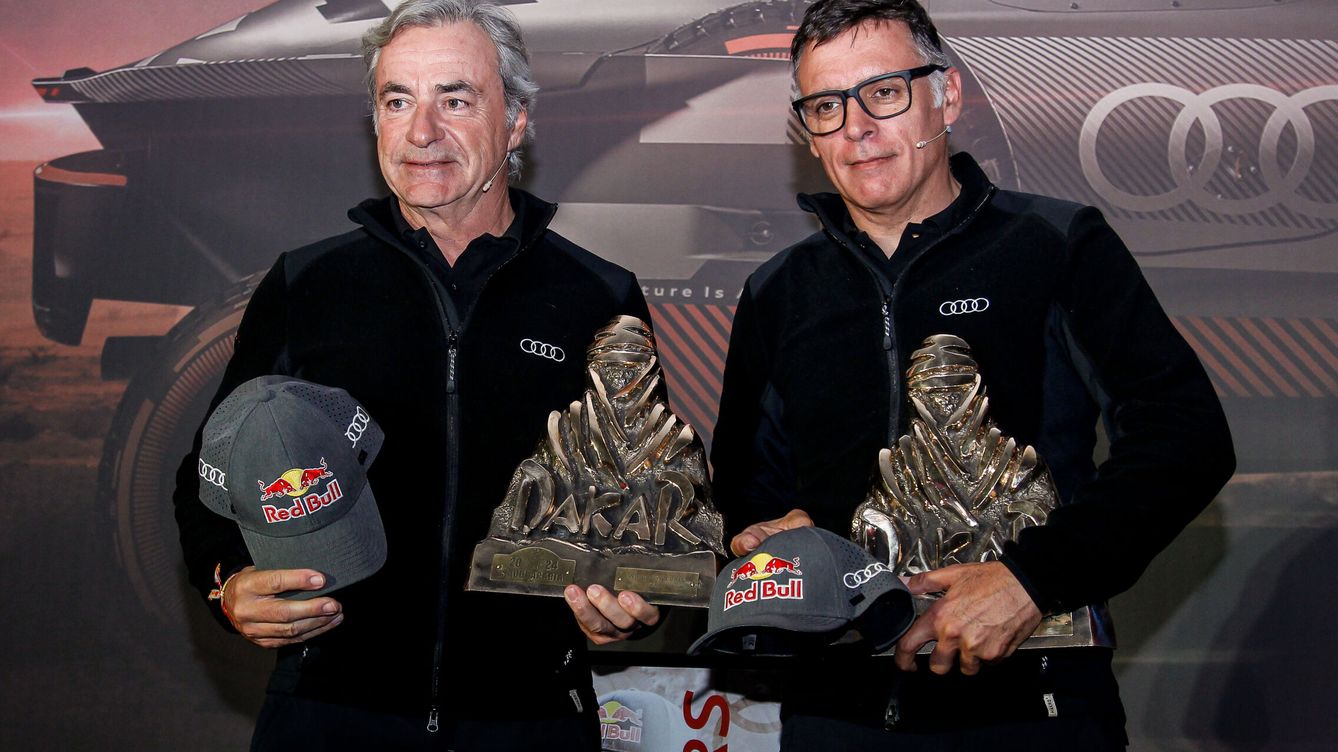 Foto: Sainz y Cruz, con sus trofeos, en la reunión con los medios. (Europa Press)