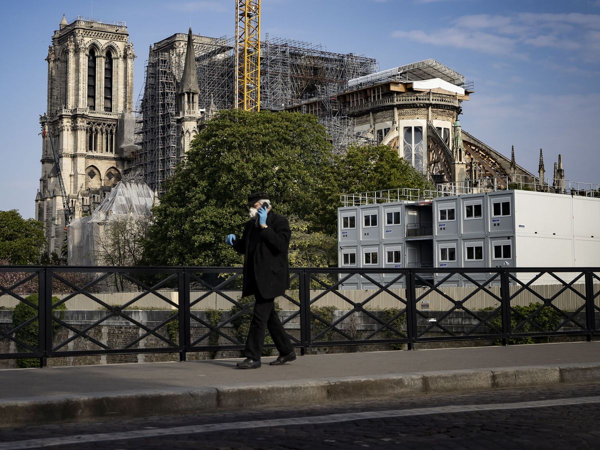 Foto: Un hombre camina frente a Notre-Dame. (EFE)