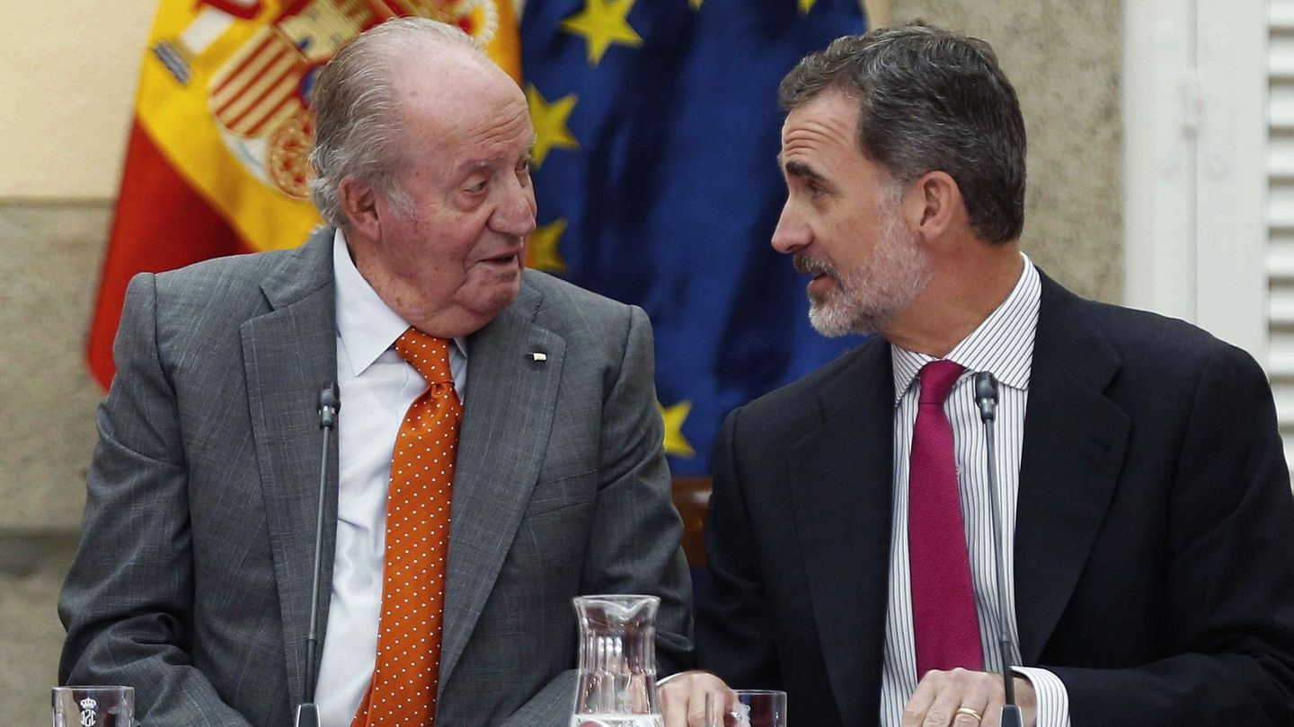 El rey Juan Carlos, junto a Felipe VI. (EFE)
