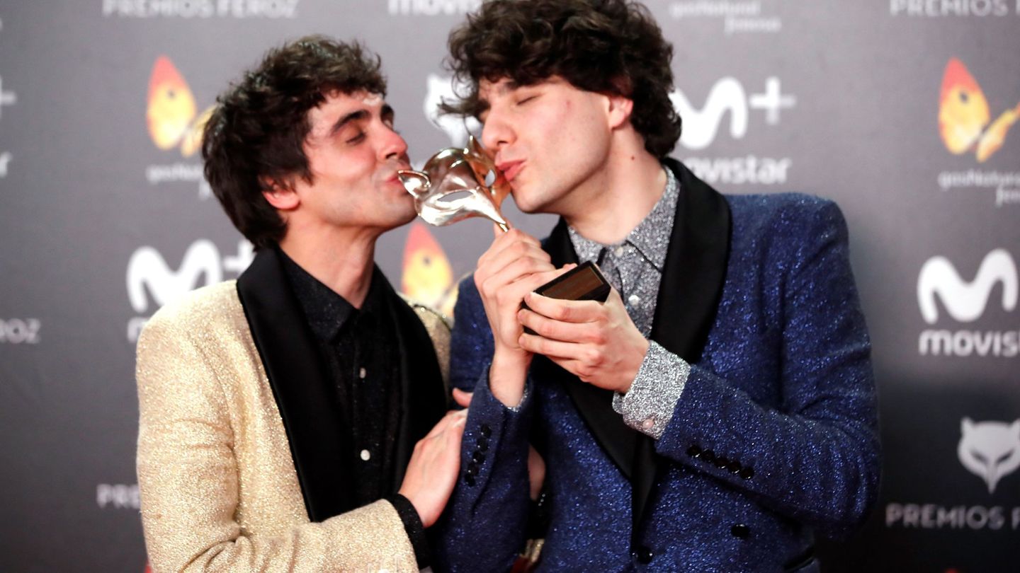 Los realizadores y guionistas Javier Ambrossi y Javier Calvo posan con el premio a la mejor película de comedia por 'La llamada'. (EFE)