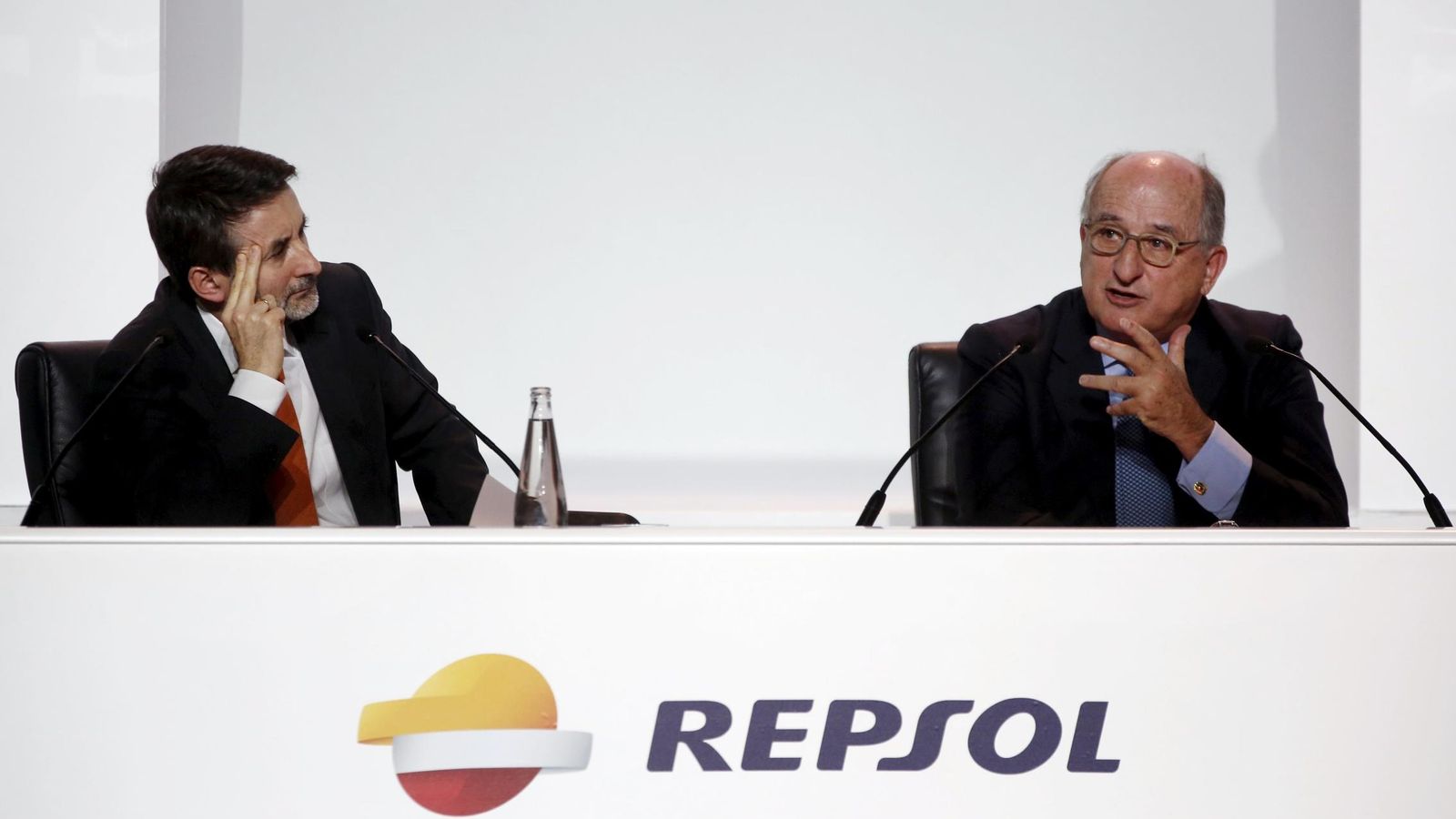 Foto: El presidente de Repsol, Antonio Brufau (d), y el consejero delegado, Josu Jon Imaz. (Reuters)