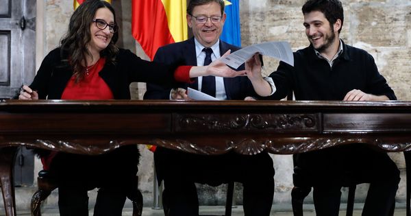 Foto: Mónica Oltra, Ximo Puig y Antonio Estañ en la firma del acuerdo para presupuesto de la Generalitat para 2019. (EFE)
