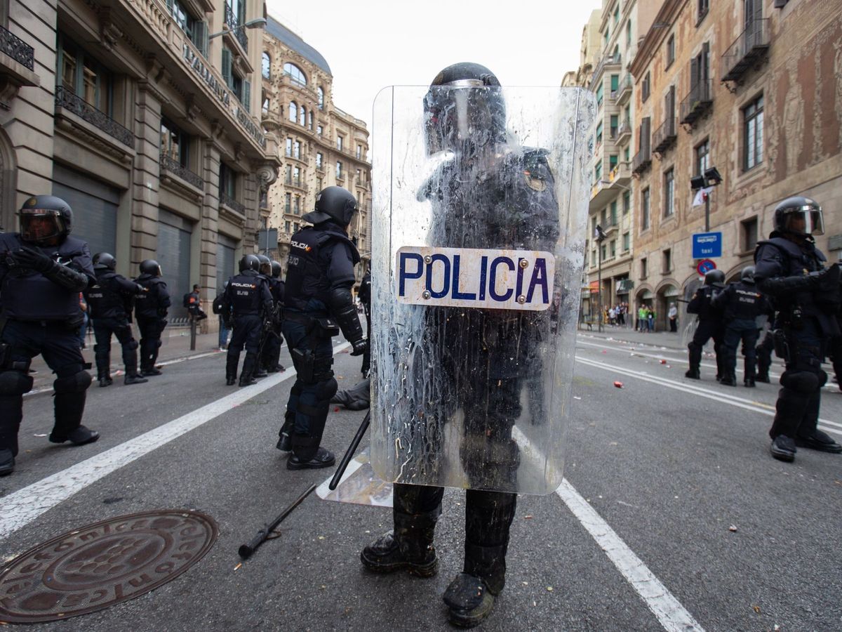 Foto: Un agente antidisturbios, en la Vía Laietana de Barcelona el pasado 18 de octubre, durante las manifestaciones tras la sentencia del 'procés'. (EFE)