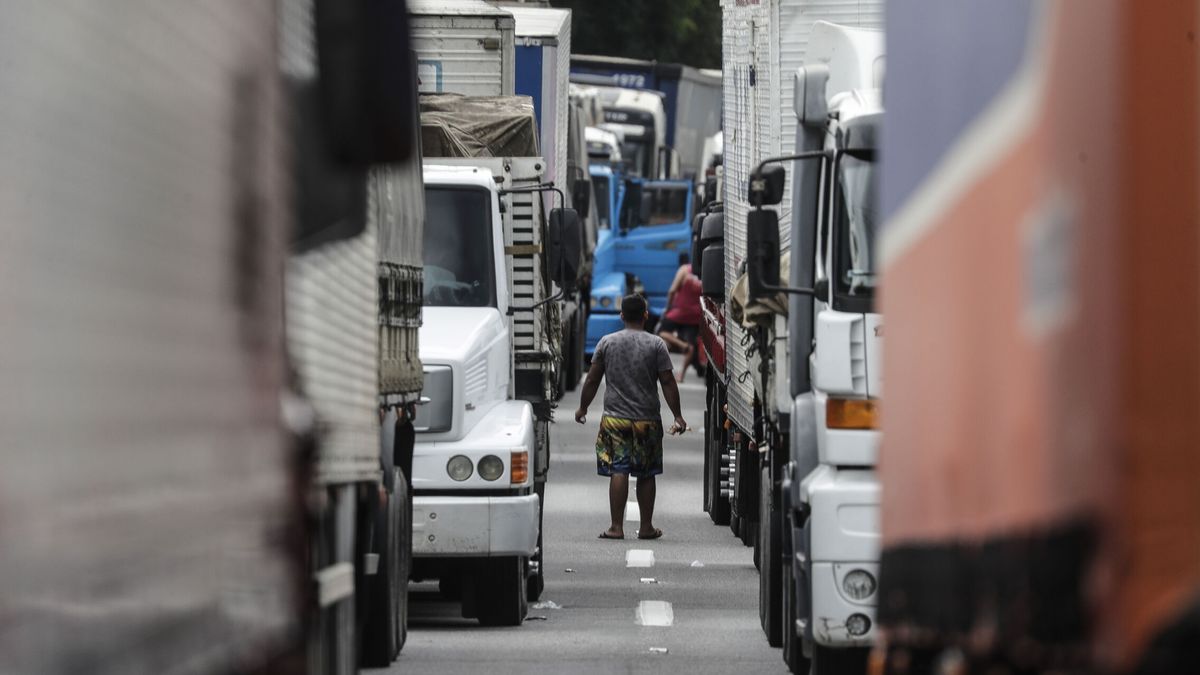 Los bolsonaristas que bloquean las carreteras de Brasil: "No aceptaremos el fraude"