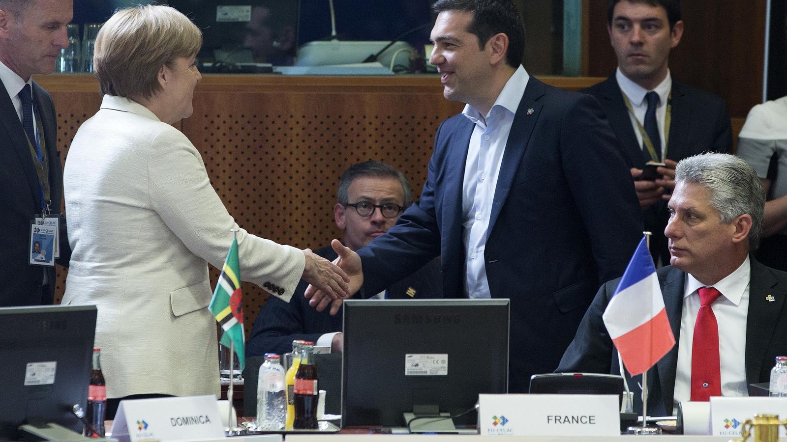 Foto: Alexis Tsipras y Ángela Merkel se estrechan la mano en Bruselas. (Reuters)
