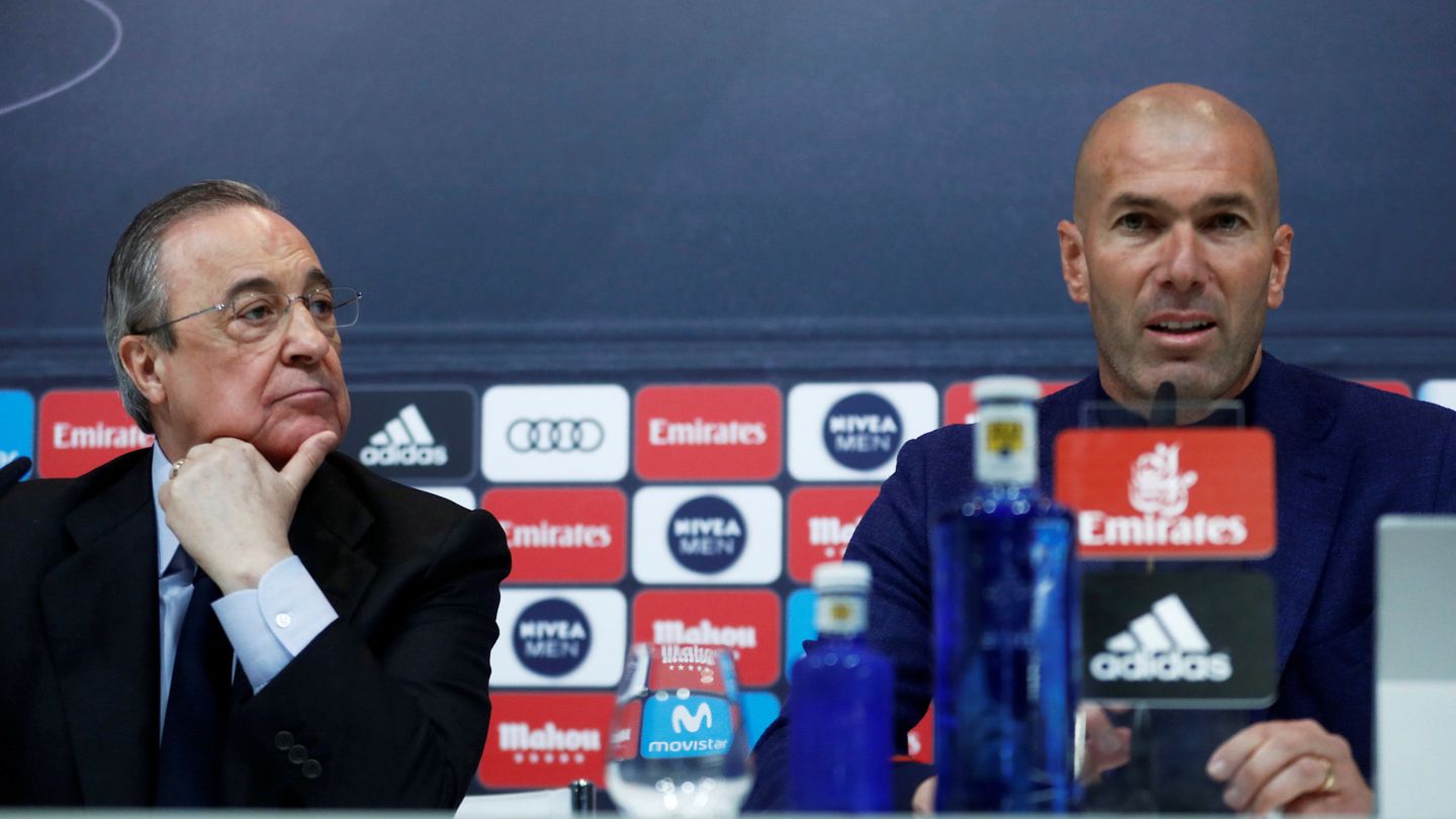 Florentino Pérez mira a Zidane, durante la rueda de prensa de despedida del francés. (EFE)