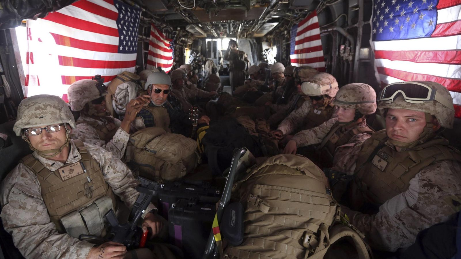 Foto: Marines estadounidenses a bordo de un helicóptero en la base de Kandahar, en Afganistán, en octubre de 2014 (Reuters)