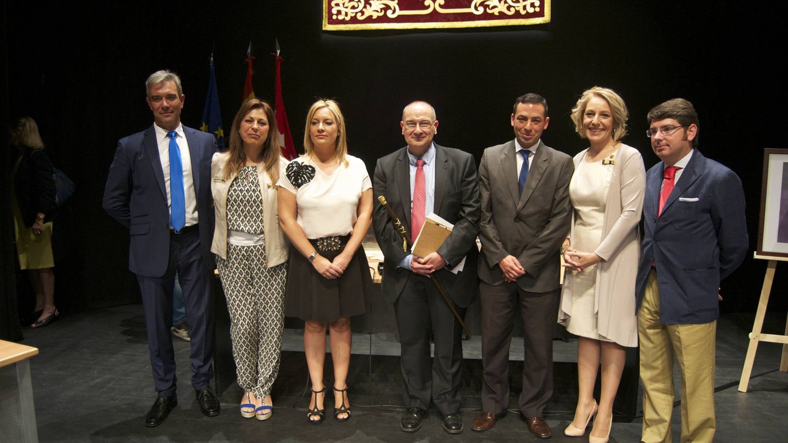 Foto: El alcalde de Parla, Luis Martínez Hervás (en el centro), con el resto de concejales del PP.