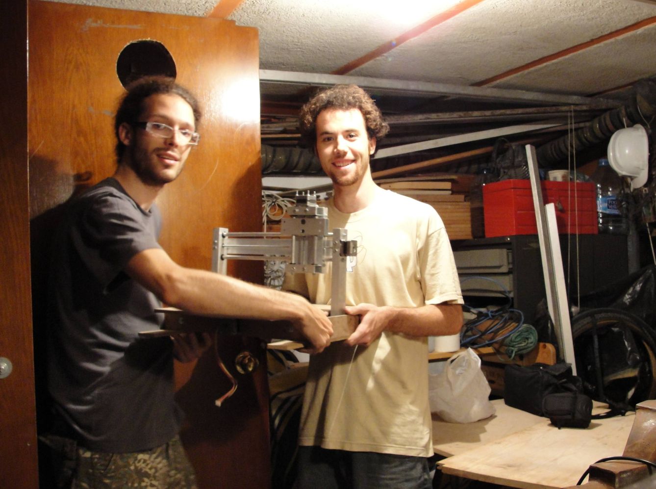 Raúl Nieves y Gerard Rubio con su impresora 3D de madera en 2009. (Gerard Rubio)