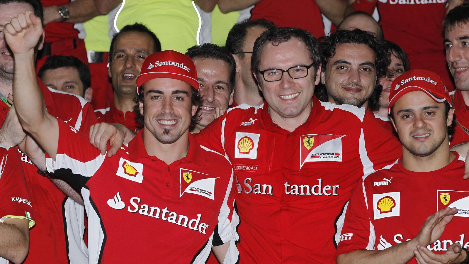 Foto: Stefano Domenicali junto a Fernando Alonso y Felipe Massa en el GP de Malasia de 2010. (EFE)