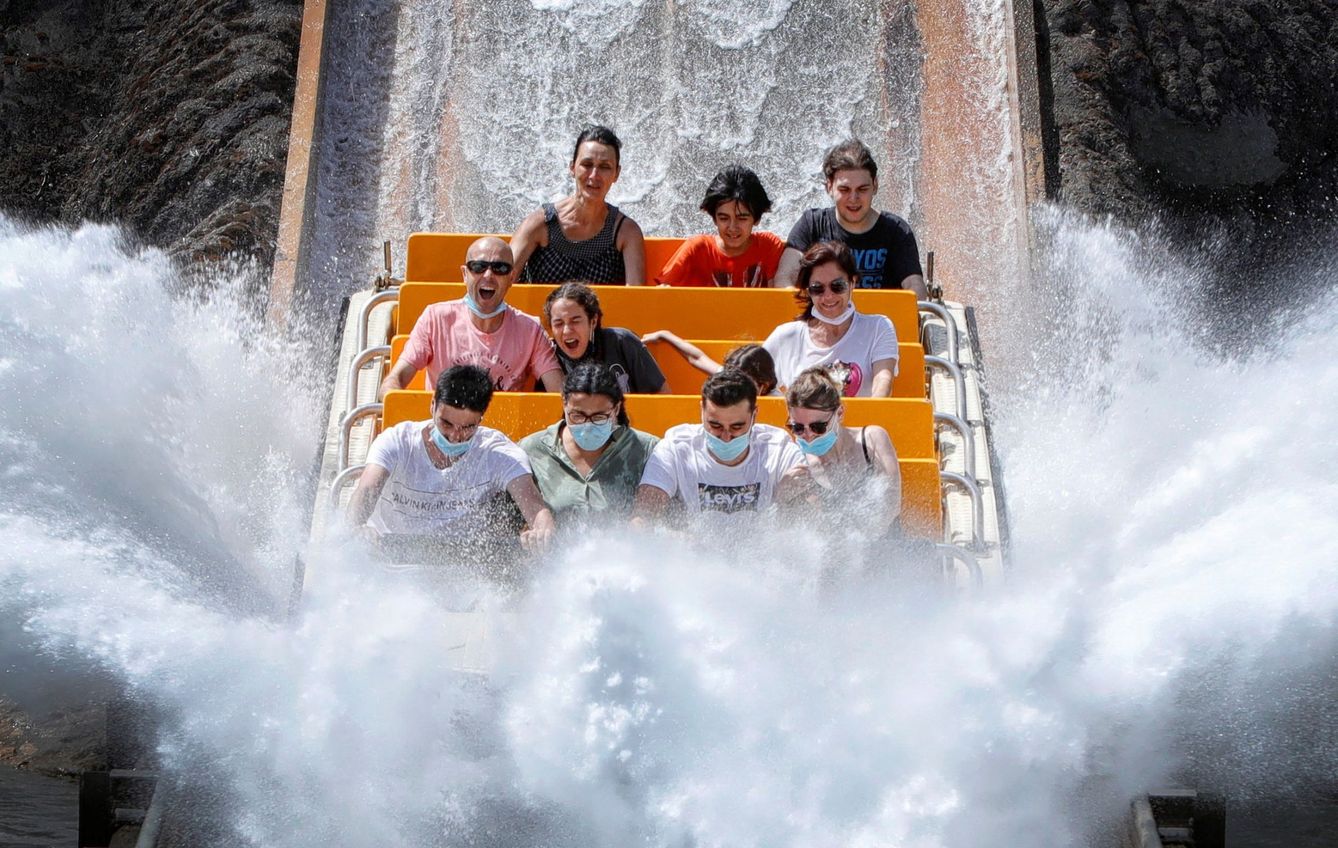 Varios visitantes disfrutan de la atracción 'Tutuki Splash', en PortAventura World. 