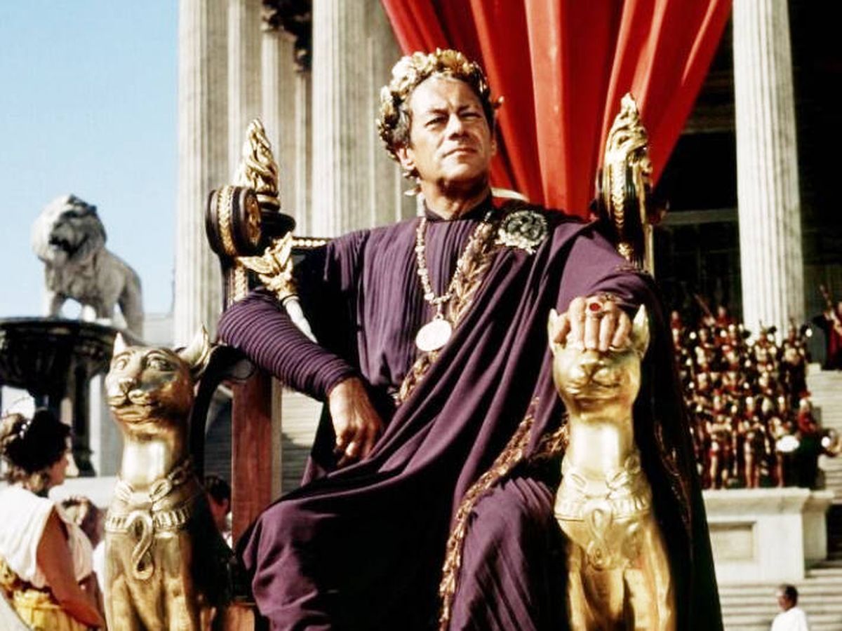 Foto: Rex Harrison, en 'Cleopatra' (1963), con la túnica púrpura que vestían los señores del Imperio romano.