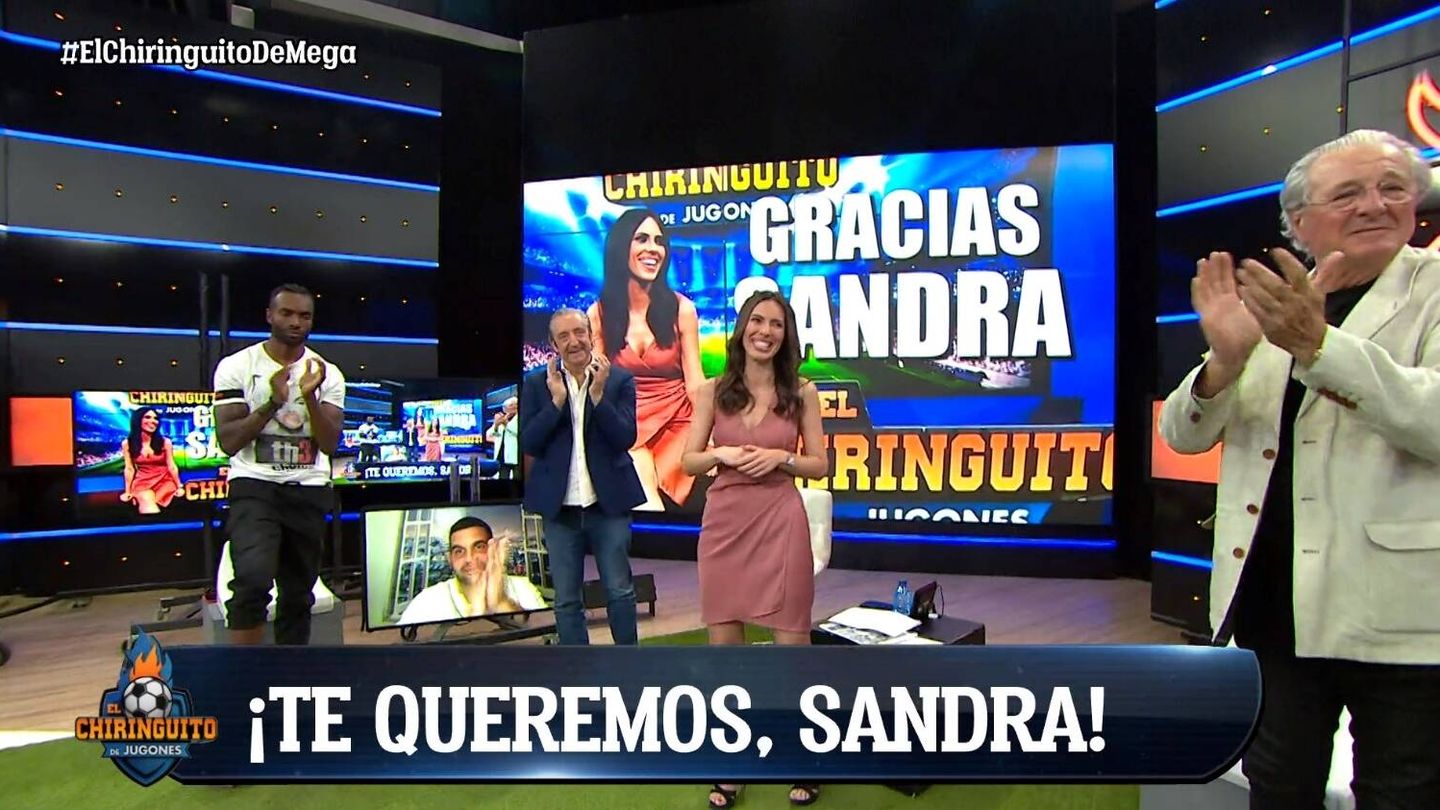 Todos en 'El chiringuito' aplauden a Sandra Díaz. (Atresmedia Televisión)