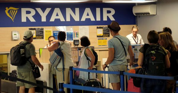 Foto: Pasajeros de Ryanair hacen cola en la puerta de embarque | Reuters