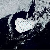 Foto: El iceberg detectado por la NASA, con las manchas azules en su superficie (NASA/Lauren Dauphin)