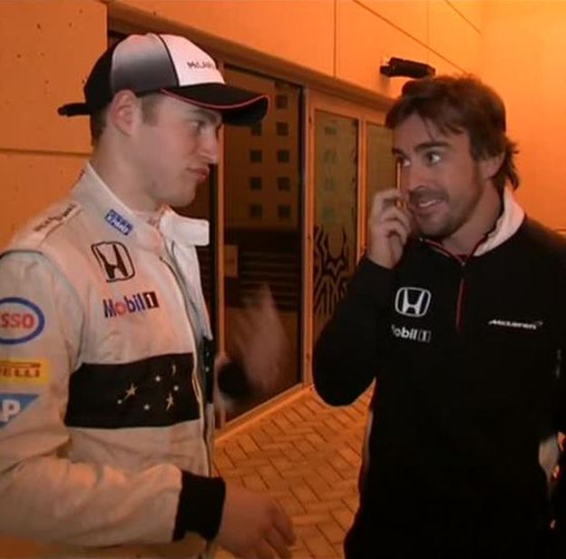 Foto: Vandoorne charlando con Alonso tras la carrera.