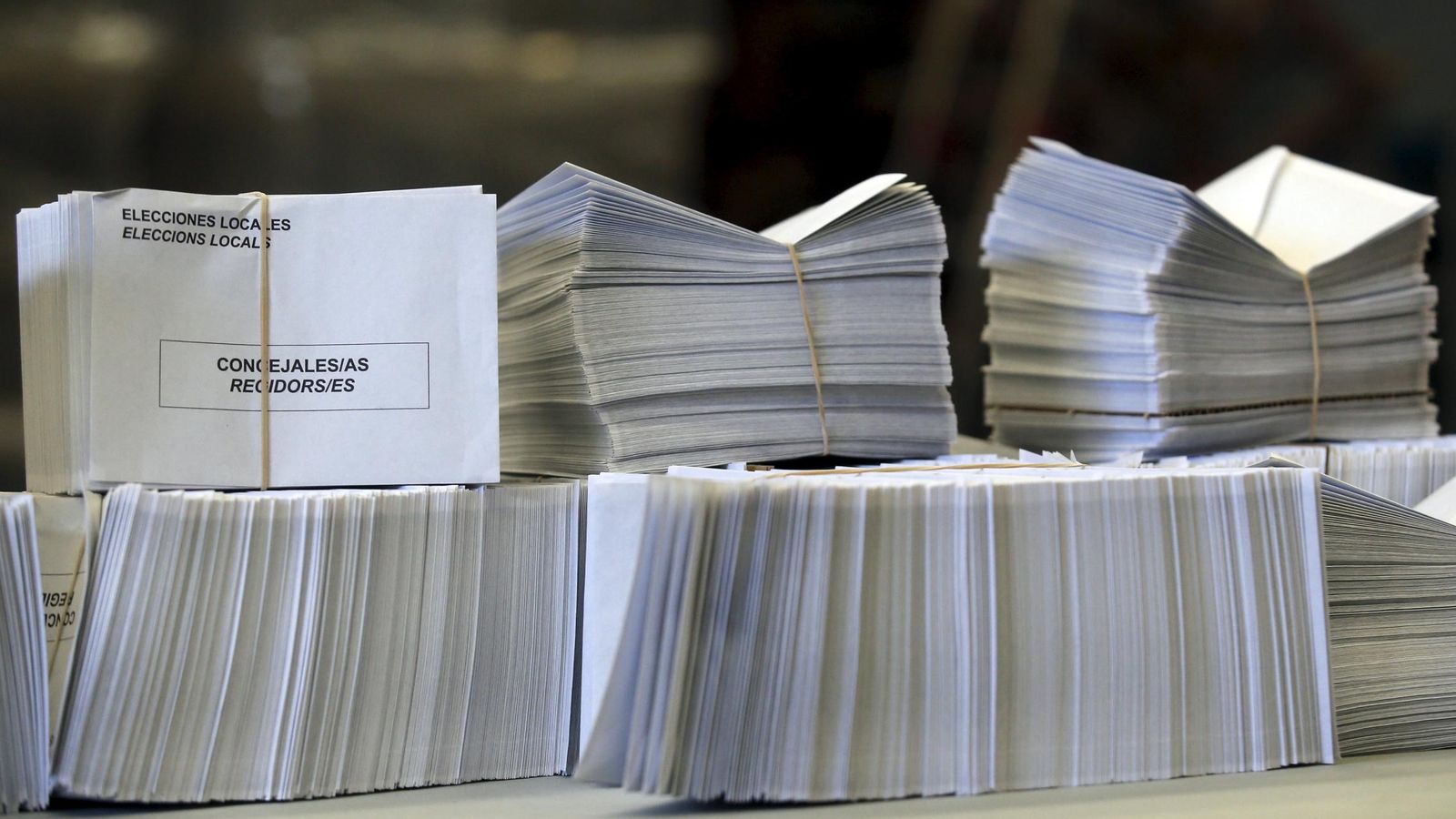 Foto: Los sobres y las papeletas que decidirán miles de Ayuntamientos el próximo domingo 24 de mayo. (EFE)