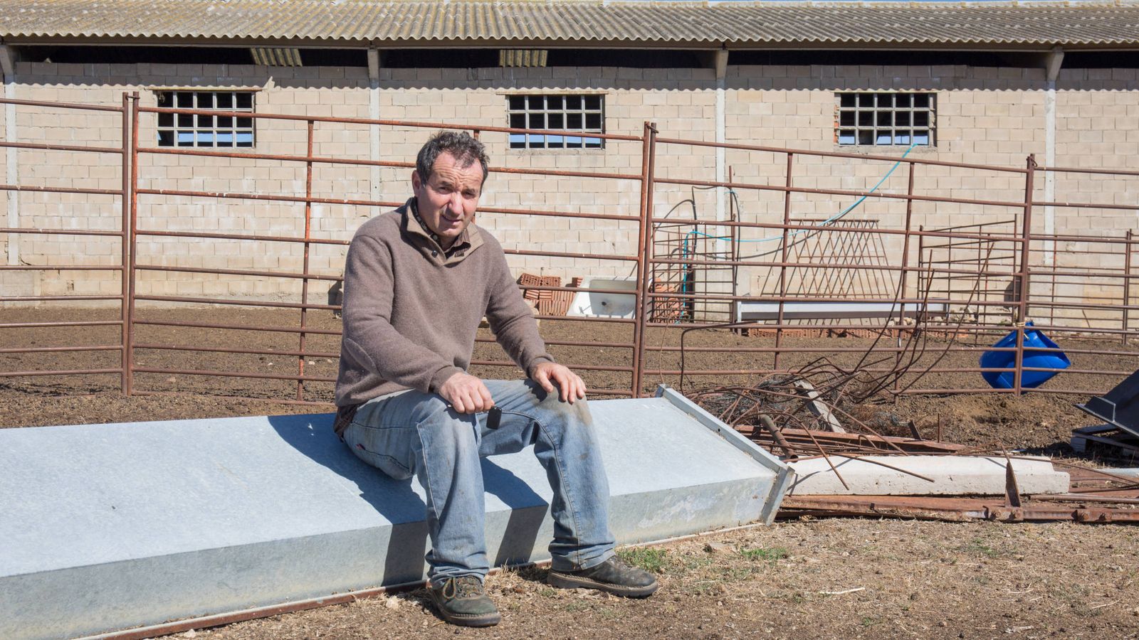 Foto: Rafael Lobato, ganadero y exalcalde de Peque (Zamora), en su explotación ovina. (David Brunat)