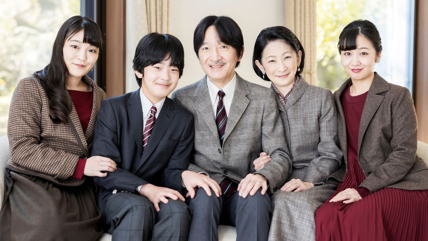 El príncipe Akishino, con su familia en una fotografía tomada con motivo de su cumpleaños. (Reuters)