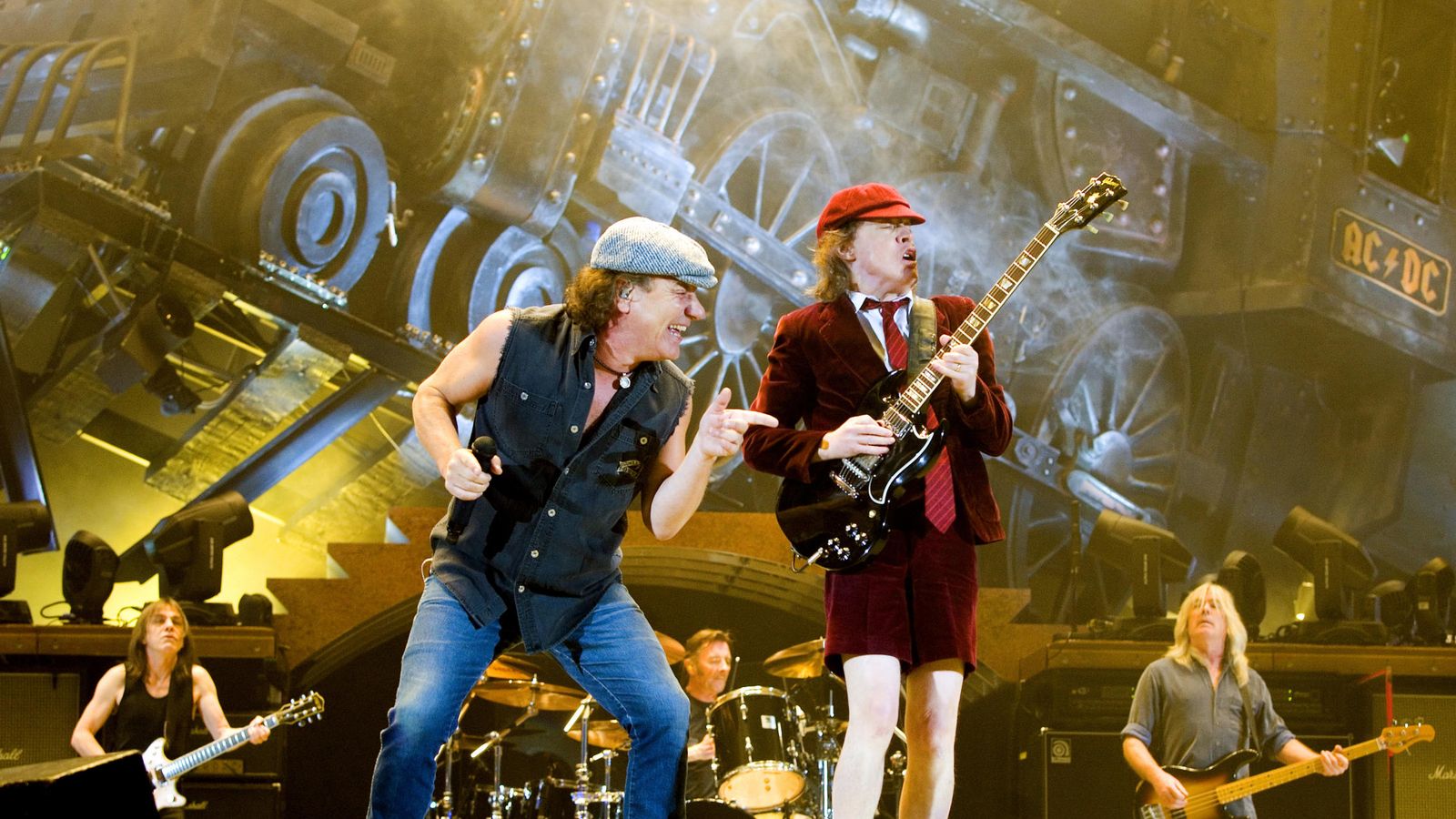 Foto: Brian Johnson y Angus Young durante un concierto en Oslo. (Reuters)