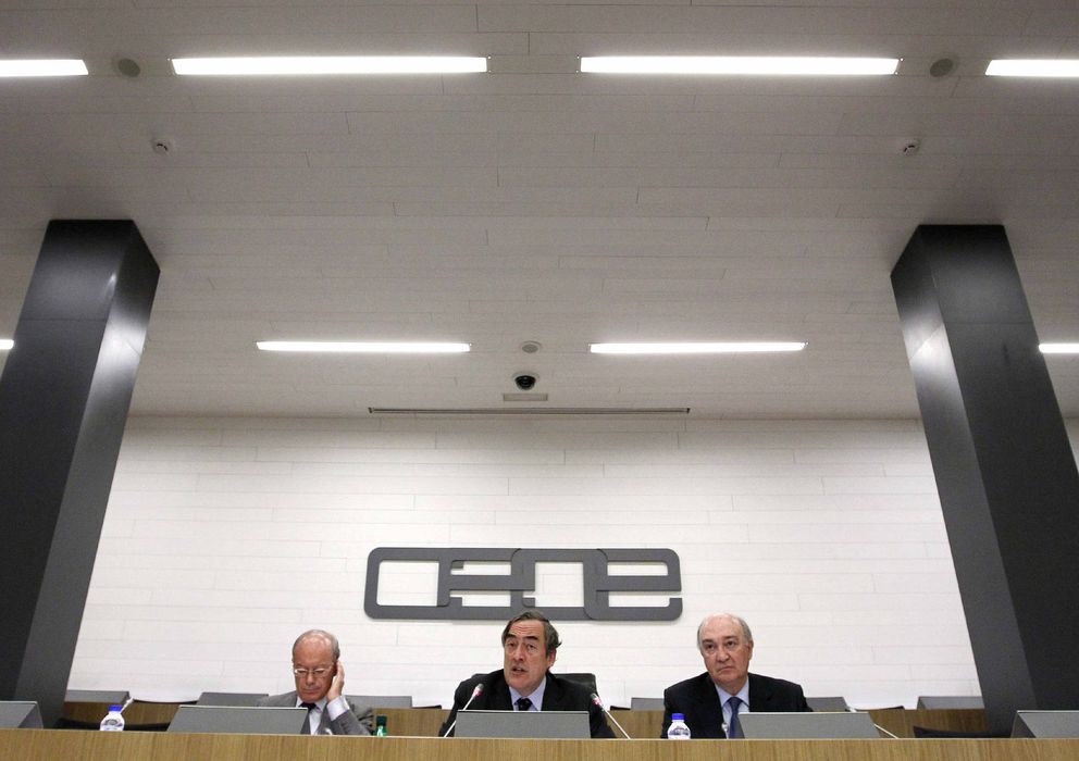 Foto: El presidente de la CEOE, Juan Rosell (c); el responsable de la Comisión de Economía de la patronal, José Luis Feito (i), y el secretario general de la CEOE, Jo