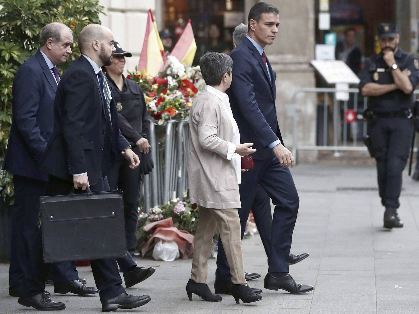 El presidente del Gobierno en funciones, Pedro Sánchez, acompañado por la delegada del Gobierno en Cataluña, Teresa Cunillera. (EFE)