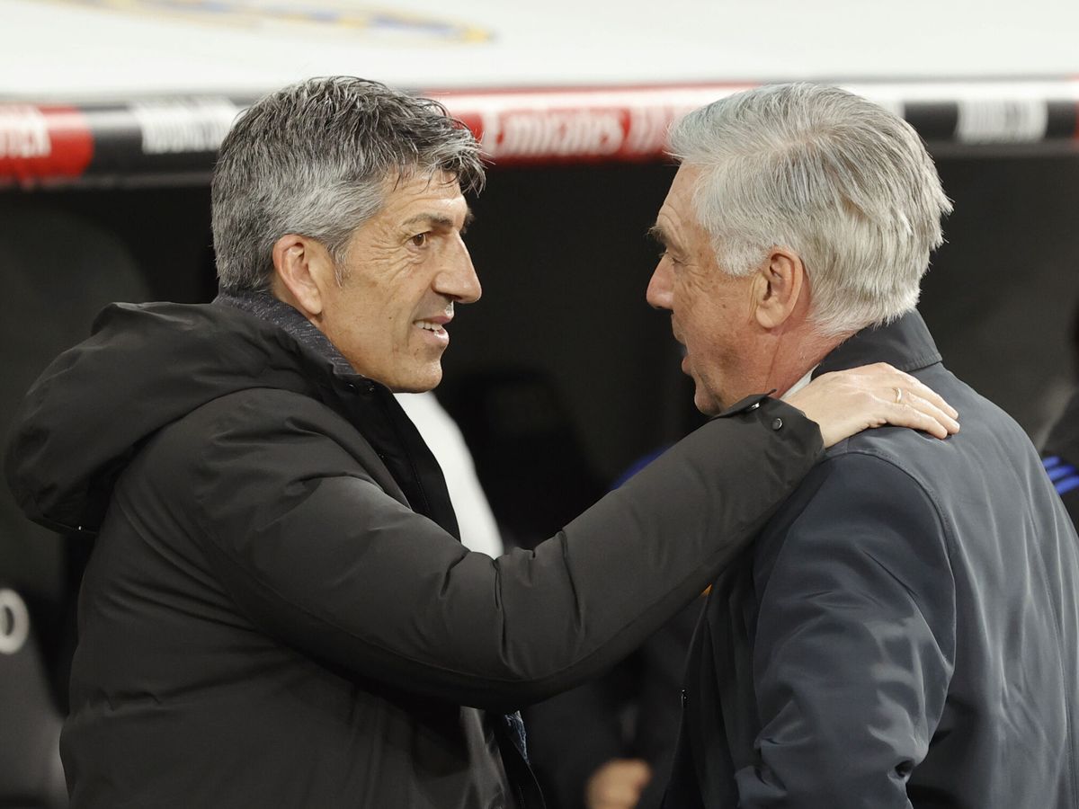 Foto: Imanol saluda a Ancelotti en el Bernabéu. (EFE / Emilio Naranjo)