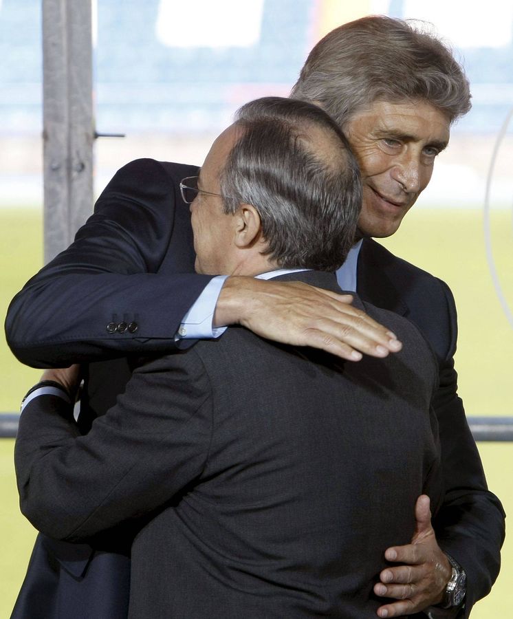 Foto: El entrenador chileno abraza a Florentino en su presentación (JJ Guillén/EFE)