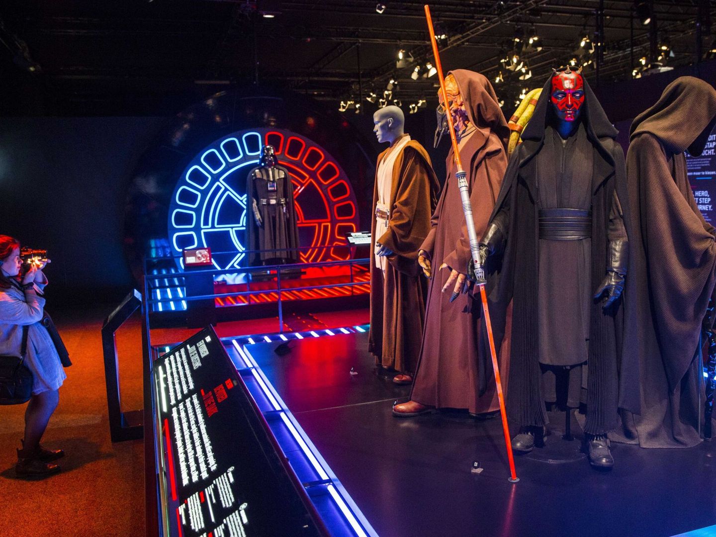 Un visitante toma una fotografía de la exposición Star Wars Identities en el CineMec en Utrecht, Holanda |EFE