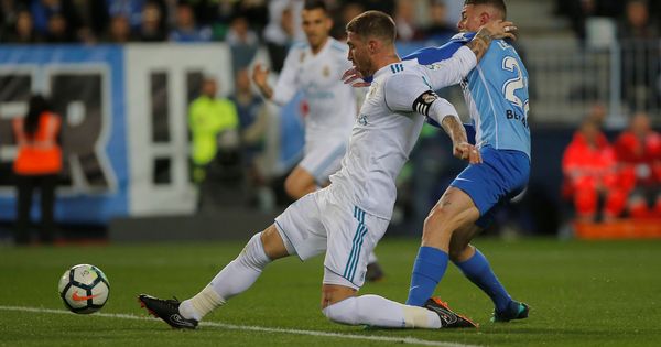 Foto: Sergio Ramos, en un duelo durante el encuentro entre el Málaga y el Real Madrid. (Reuters)