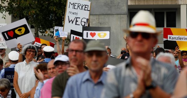 Foto: Una pancarta contra Angela Merkel durante un mitin de la canciller en Ludwigshafen, Alemania. (Reuters) 