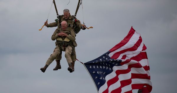 Foto: Tom Rice completó un salto en paracaídas a sus 97 años en la celebración del 75 aniversario del desembarco aliado