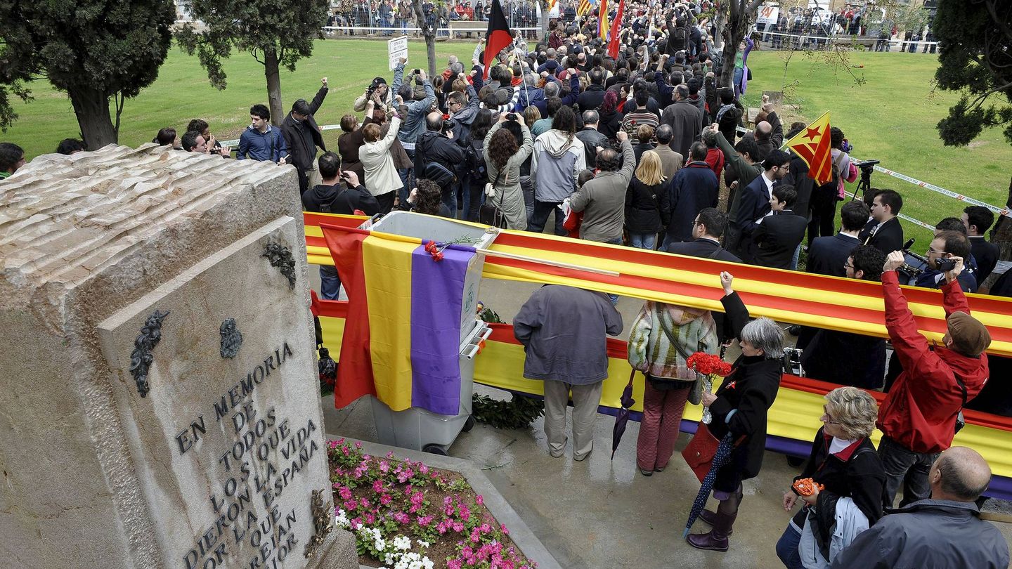 Un acto de homenaje a las víctimas del franquismo en el cementerio general de Valencia en 2010. (EFE)