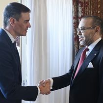 Foto: El presidente del Gobierno, Pedro Sánchez, saluda al rey Mohamed VI, durante un encuentro en Rabat. (EFE/Pool/Moncloa/Borja Puig de la Bellacasa)