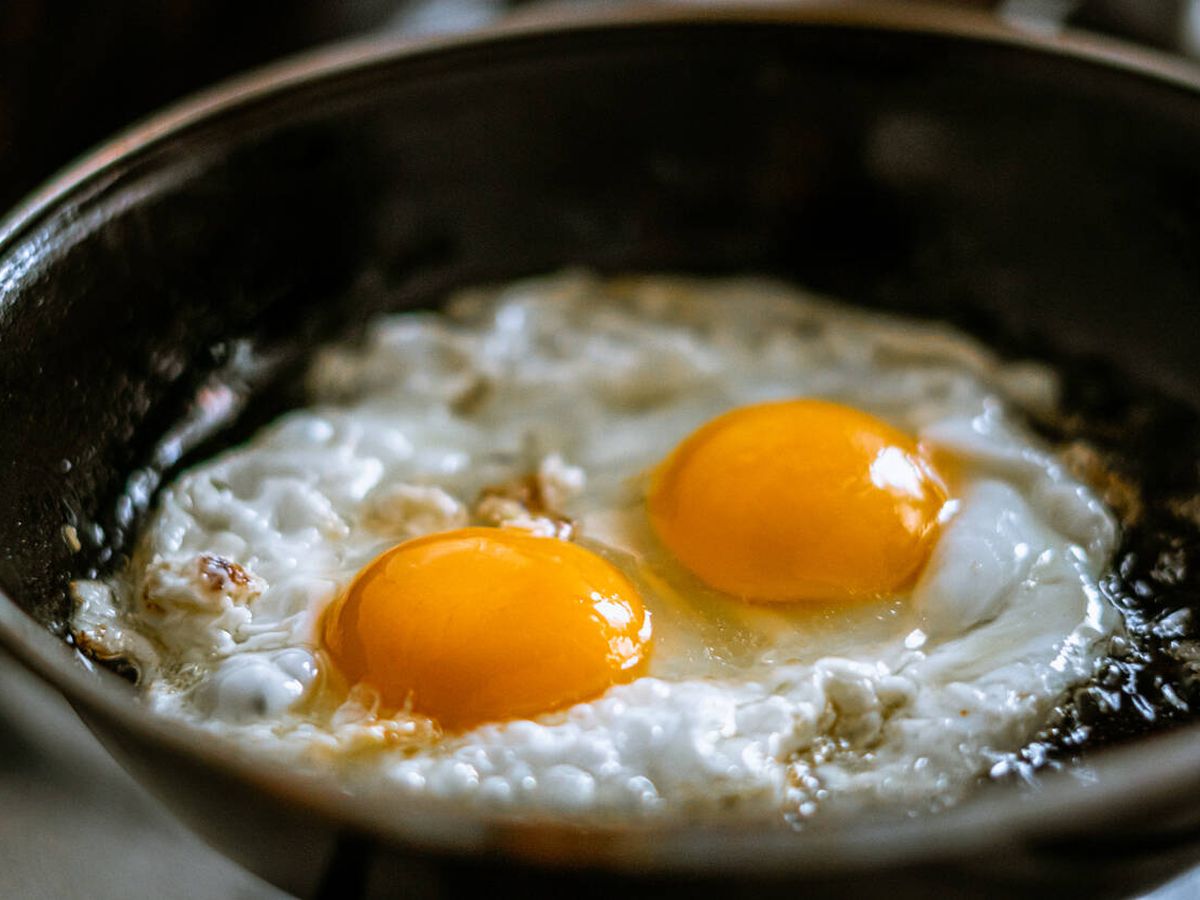 Foto: El truco definitivo para no mancharte de aceite cuando frías un huevo. (iStock)