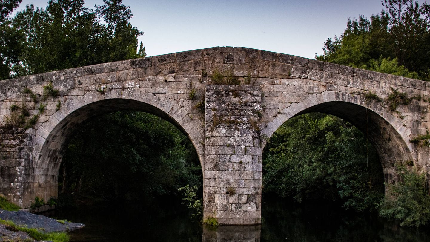 Puente romano sobre el río en Hermisende (Zamora) 
